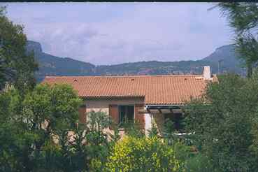 Notre maison...au fond les contreforts de l'Esterel !