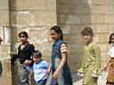 un groupe d'�coli�res visitant la Citadelle