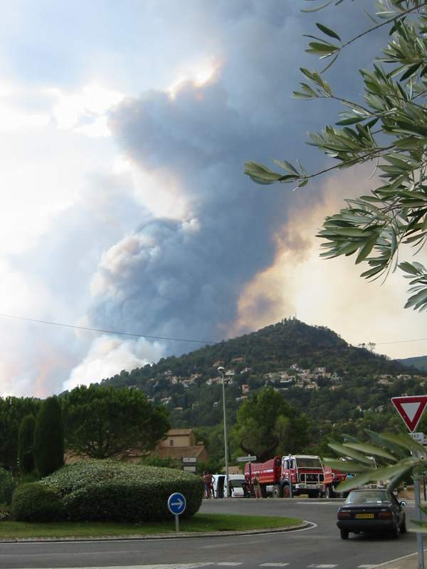 feu arrivant sur  le Collet Redon  � la Bouverie en Juillet 2003; au premier plan le PC des pompiers !