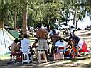 une famille mauricienne en pique nique � Belle Mare