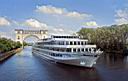 un bateau fr�re du notre aux ecluses d'Ouglich