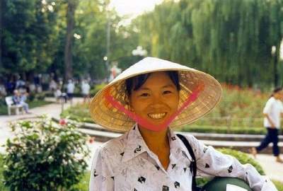 un sourire en passant dans la rue au Vietnam..